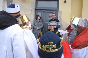 IMG_1648_230107_zpívání koled před farou